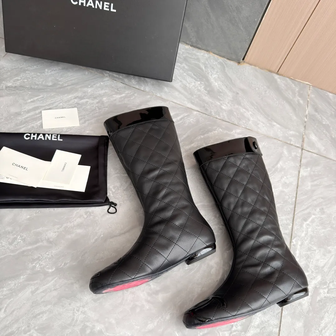 👟👟Ex-factory price 1040👟👟 High version of Chanel CHANEL, 🌞🌞🌞The latest boots from Xiaoxiang 2025 autumn and winter counter, a must-have item for this autumn and winter! ! Ms. Chanel loves simple yet irresistible combinations to show her unique style. Mix and match freely to shine⚡Follow Grandma’s fashion steps! ! ! The top-notch craftsmanship and texture are perfectly presented. No matter any details, you can compare them with the counters. The best quality products can be entered and exited from the counters at will! ! ❶Material: imported cowhide ❷Inner lining: sheepskin lining ❸Feet: sheepskin lining ❹Outsole: original molded sole ❺Heel height: 2 cm ❻Boot shaft height: 13 inches ❼Number: 35-40 (40 and 41 are customized and cannot be returned)